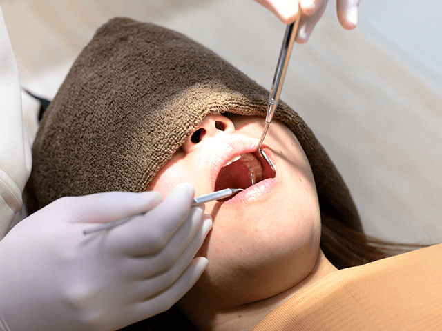 お口の中のチェック、歯肉の検査